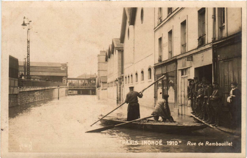 Carte postale ancienne Paris Rue de Rambouillet Inondations 1910 à Paris