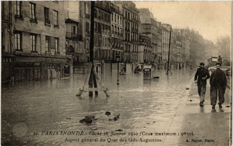 Carte postale ancienne Paris Aspect general du Quai des Gds Augustins Inondations 1910 à Paris