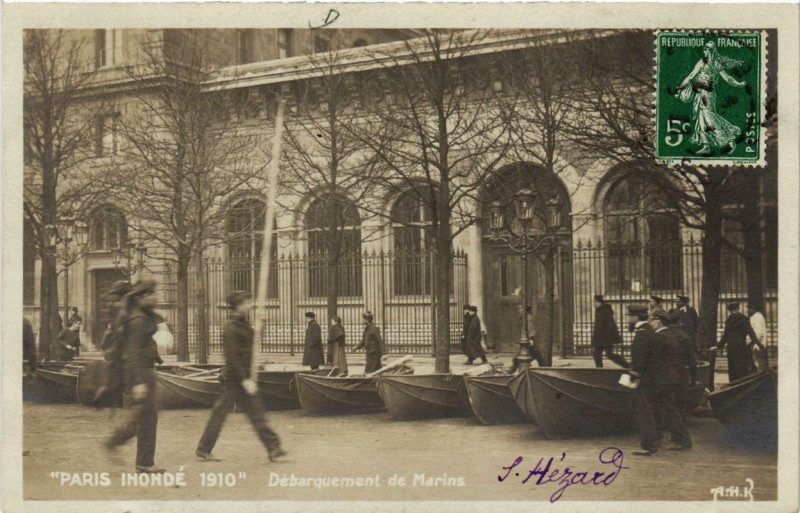 Carte postale ancienne Paris Debarquement de Marins Inondations 1910 à Paris