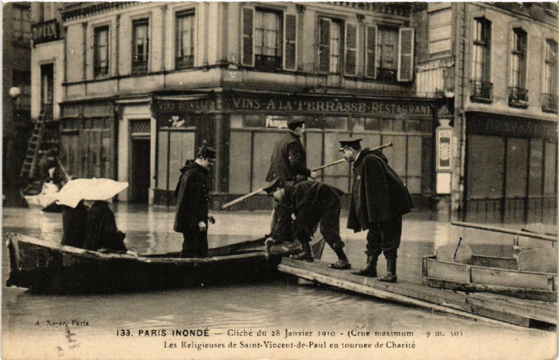 Carte postale ancienne Paris Les Religieuses de Saint-Vincent-de-Paul Inondations 1910 à Paris