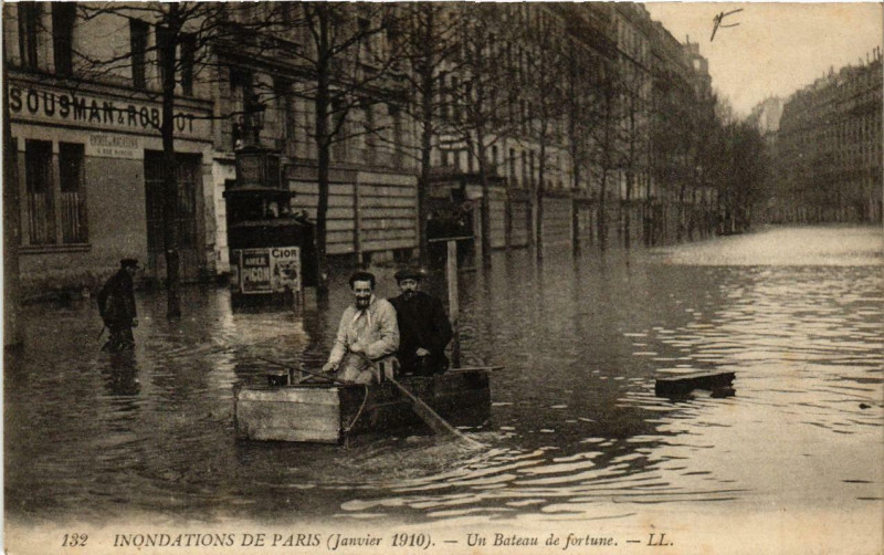 Carte postale ancienne Paris Un bateau de fortune Inondations 1910 à Paris