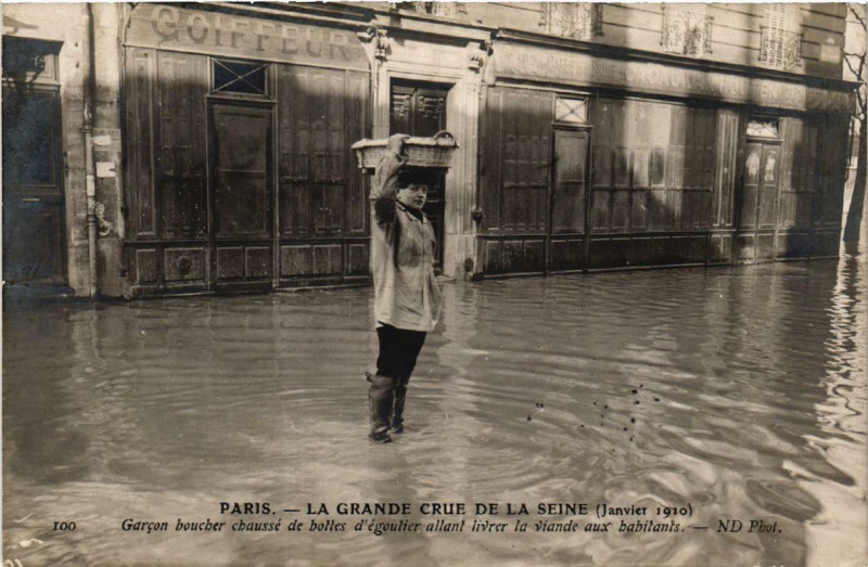 Carte postale ancienne Paris Garcon boucher Inondations 1910 à Paris
