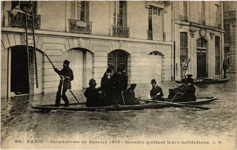 Carte postale ancienne Paris Inondes quittant leurs habitations Inondations 1910 à Paris