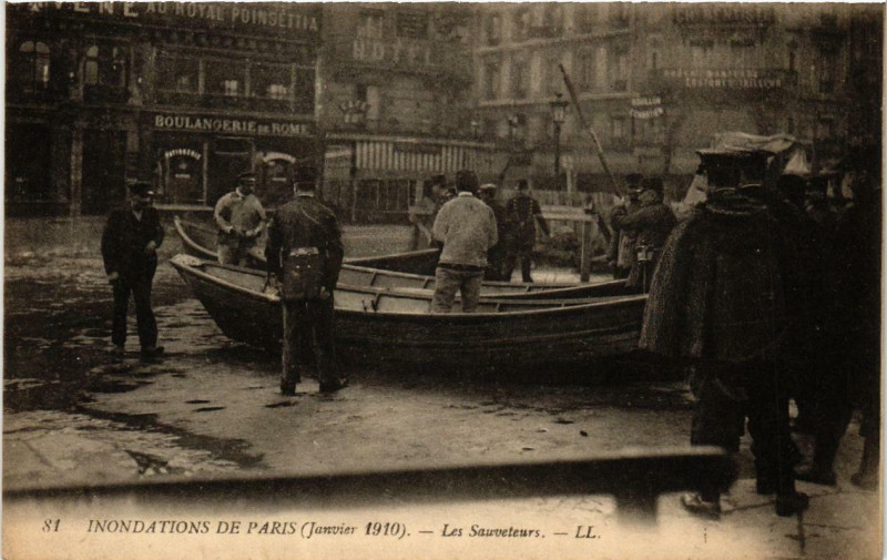 Carte postale ancienne Paris Les Sauveteurs Inondations 1910 à Paris