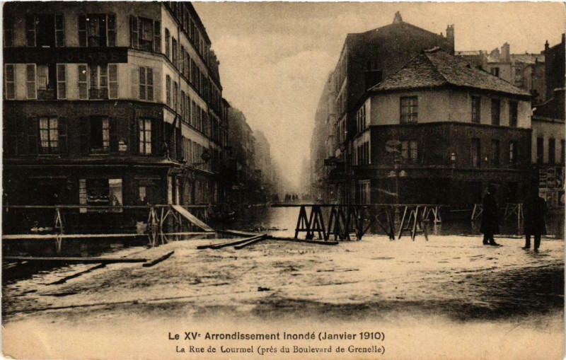 Carte postale ancienne Paris La Rue de Lourmel Inondations 1910 à Paris