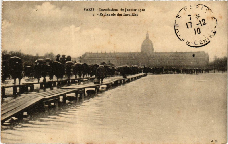 Carte postale ancienne Paris Esplanade des Invalides Inondations 1910 à Paris