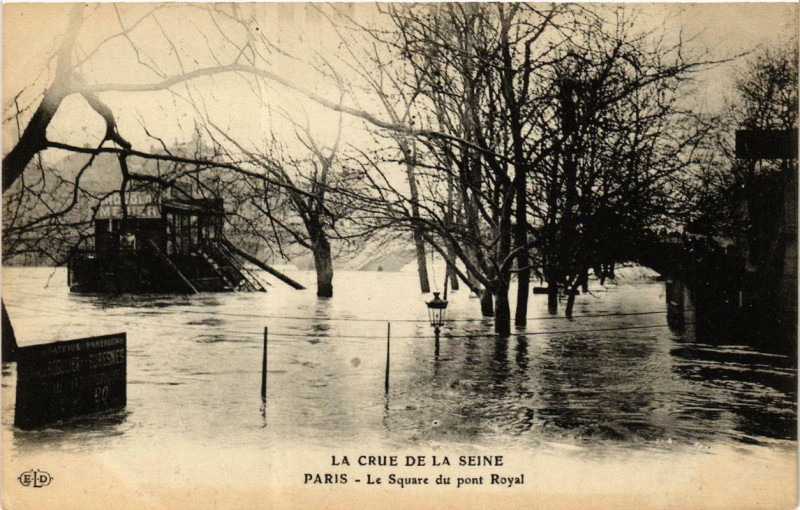 Carte postale ancienne Paris Le Square du Pont Royal Inondations 1910 à Paris