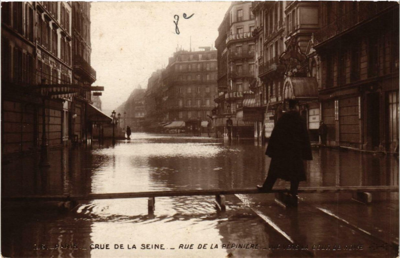 Carte postale ancienne Paris Rue de la Pepiniere Inondations 1910 à Paris