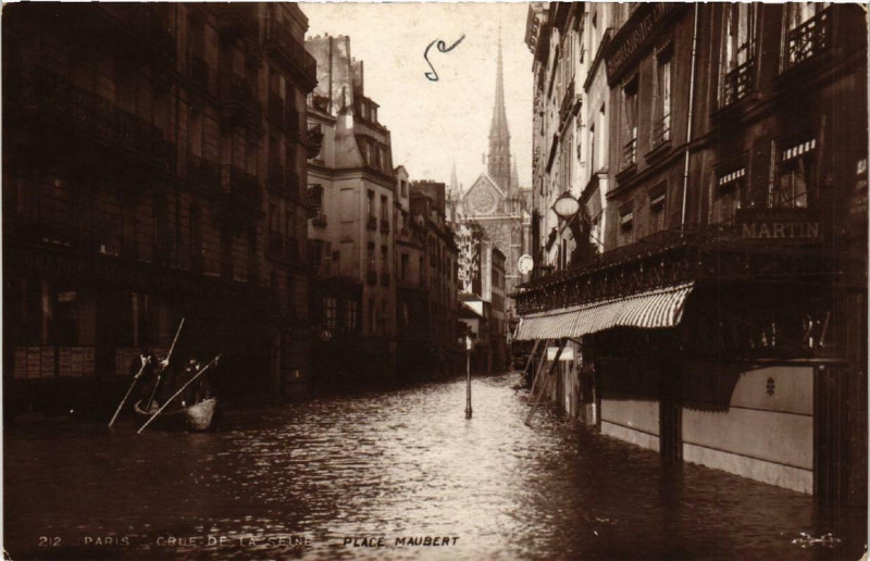 Carte postale ancienne Paris Place Maubert Inondations 1910 à Paris