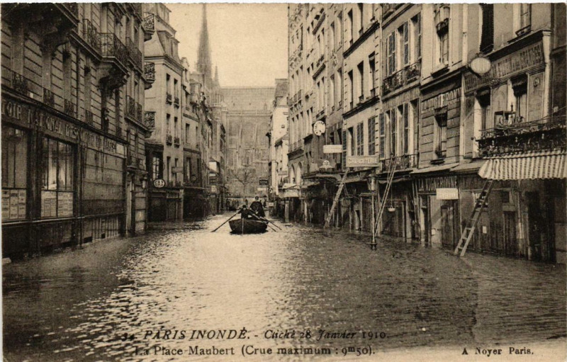 Carte postale ancienne Paris La Place Maubert Inondations 1910 à Paris