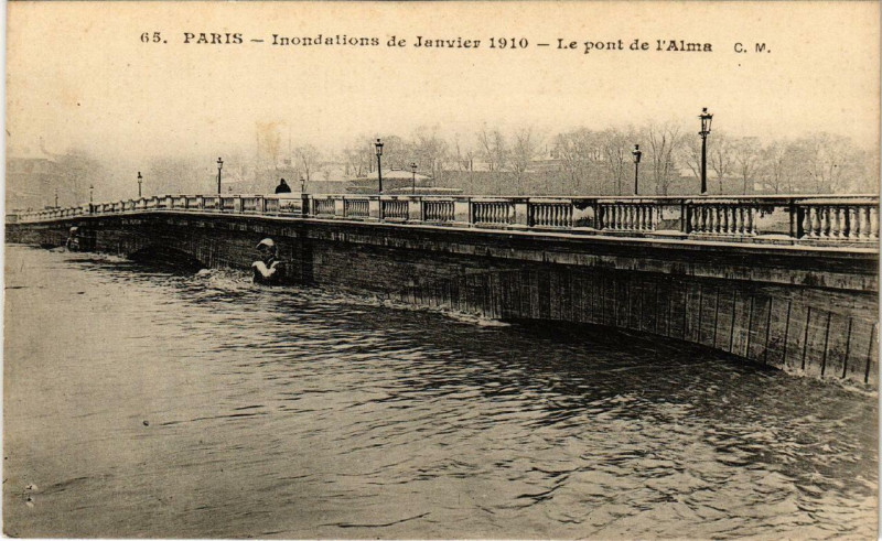 Carte postale ancienne Paris Le Pont de l'Alma Inondations 1910 à Paris