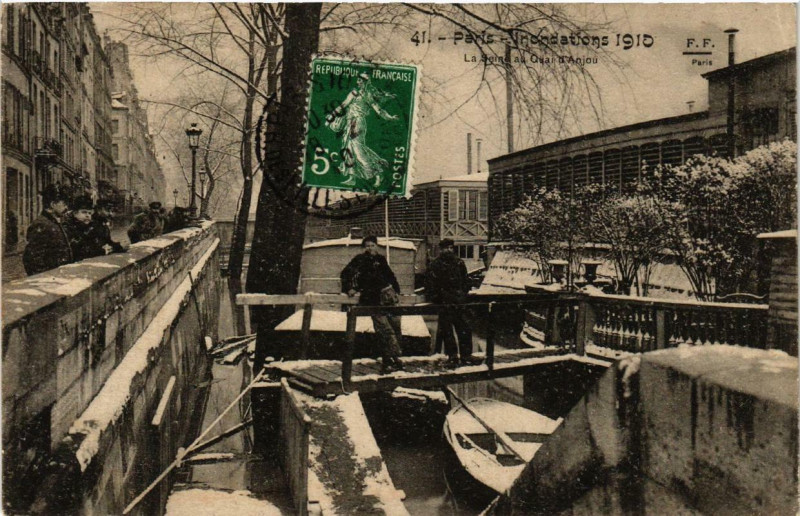 Carte postale ancienne Paris La Seine au Quai d'Anjou Inondations 1910 à Paris