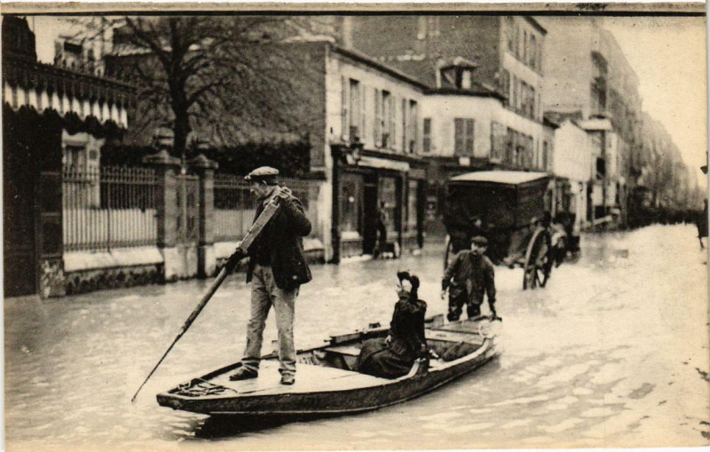 Carte postale ancienne Paris dans une rue Inondations 1910 à Paris