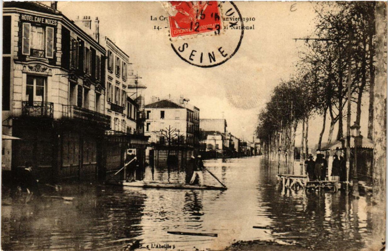 Carte postale ancienne Paris Quai National Inondations 1910 à Paris