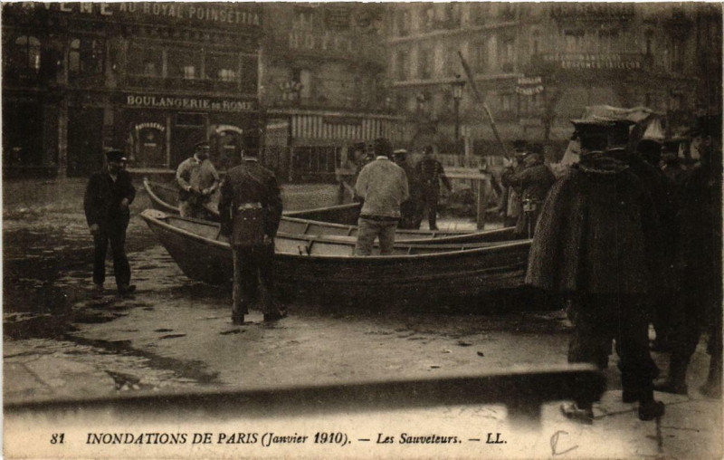 Carte postale ancienne Paris Les Sauveteurs Inondations 1910 à Paris