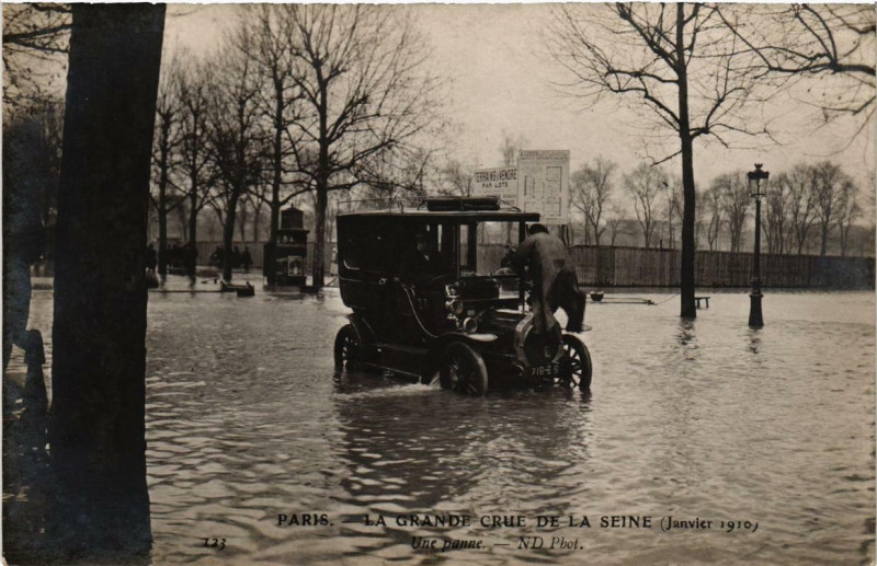 Carte postale ancienne Paris Une Panne Inondations 1910 à Paris