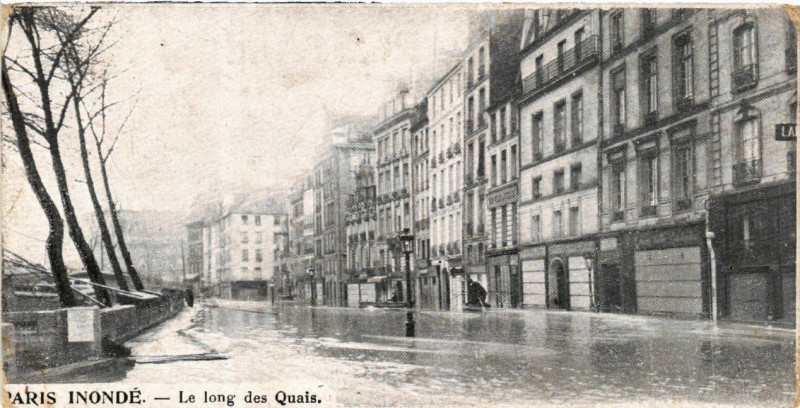 Carte postale ancienne Paris le long des Quais Inondations 1910 à Paris