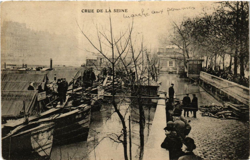 Carte postale ancienne Paris Marche aux Pommes Inondations 1910 à Paris