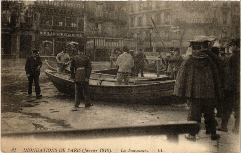 Carte postale ancienne Paris Les Sauveteurs Inondations 1910 à Paris