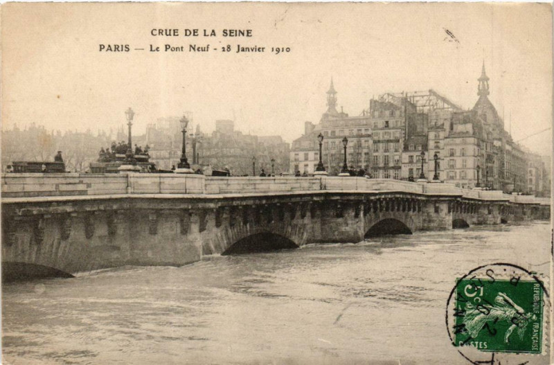 Carte postale ancienne Paris Le Pont Neuf Inondations 1910 à Paris