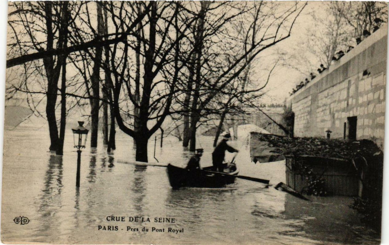 Carte postale ancienne Paris Pres du Pont Royal Inondations 1910 à Paris