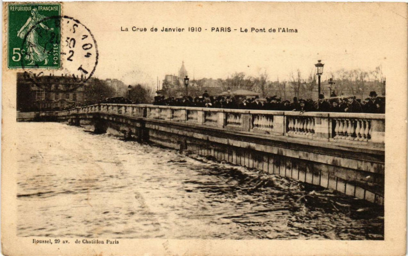 Carte postale ancienne Paris Le Pont de l'Alma Inondations 1910 à Paris