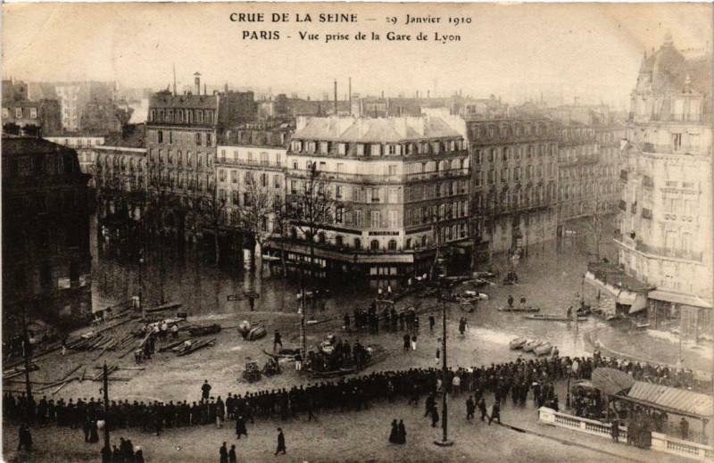 Carte postale ancienne Paris vue prise de la Gare de Lyon Inondations 1910 à Paris