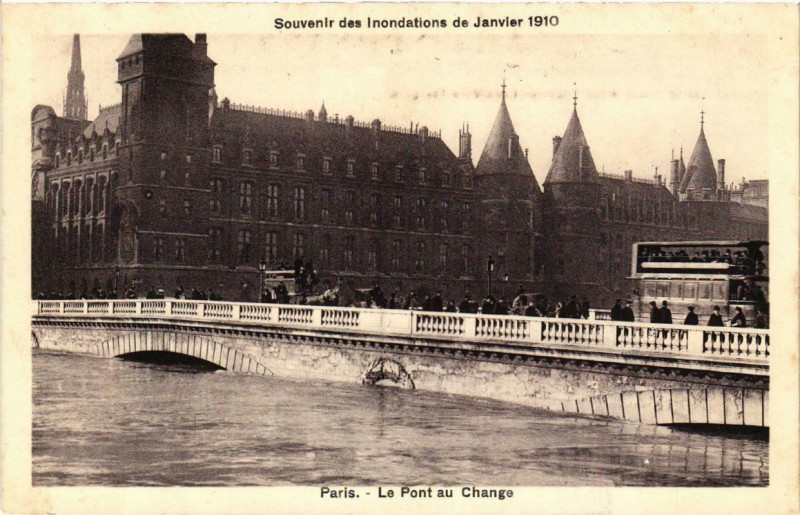 Carte postale ancienne Paris Le Pont au Change Inondations 1910 à Paris