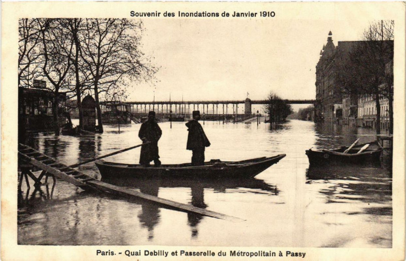 Carte postale ancienne Paris Quai Debilly et Passerelle Inondations 1910 à Paris