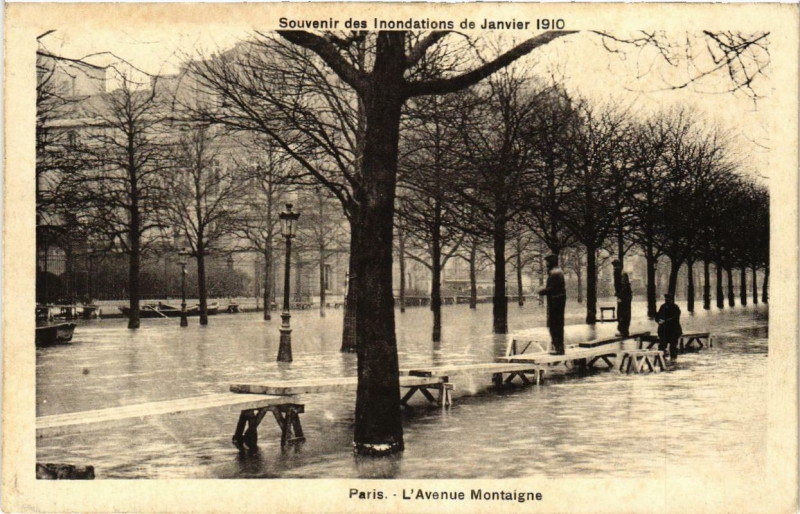 Carte postale ancienne Paris L'Avenue Montaigne Inondations 1910 à Paris