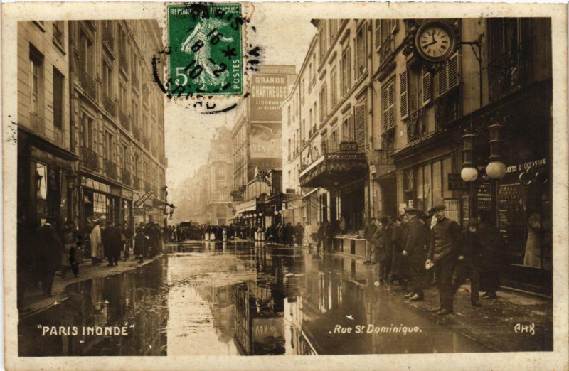 Carte postale ancienne Paris Rue Saint-Dominique Inondations 1910 à Paris