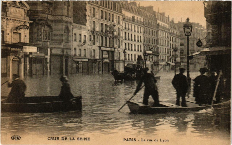 Carte postale ancienne Crue de la Seine - La rue de Lyon à Paris 12e