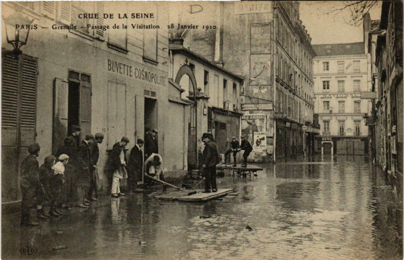 Carte postale ancienne Paris Grenelle Passage de la Visitation Inondations 1910 à Paris