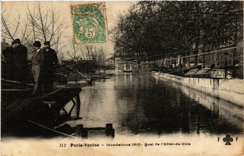 Carte postale ancienne Paris Quai de l'Hotel de Ville Inondations 1910 à Paris
