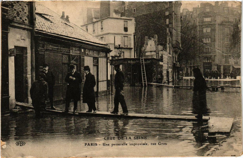 Carte postale ancienne Crue de la Seine - Une passerelle improvisée, rue Gros à Paris 16e
