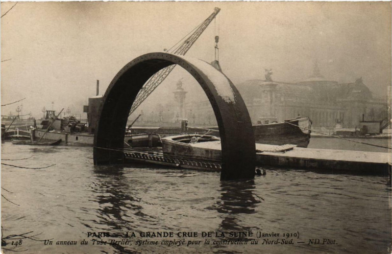 Carte postale ancienne Paris Un anneau du Tube Berlier Inondations 1910 à Paris