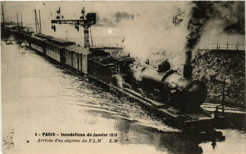 Carte postale ancienne Paris Arrivée d'un Express du P.L.M. Inondations 1910 à Paris
