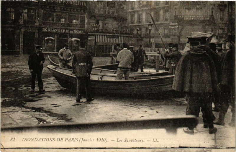 Carte postale ancienne Paris Les Sauveteurs Inondations 1910 à Paris