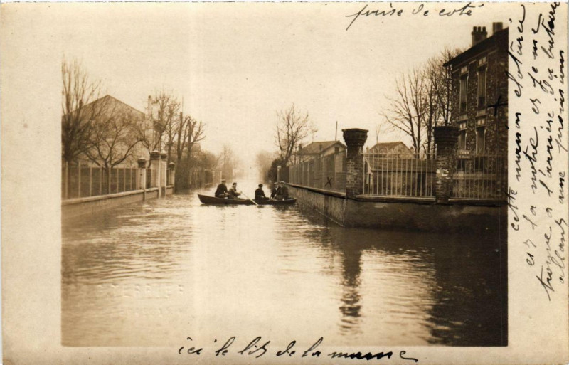 Carte postale ancienne Paris carte photo Le Pereux? Inondations 1910 à Paris