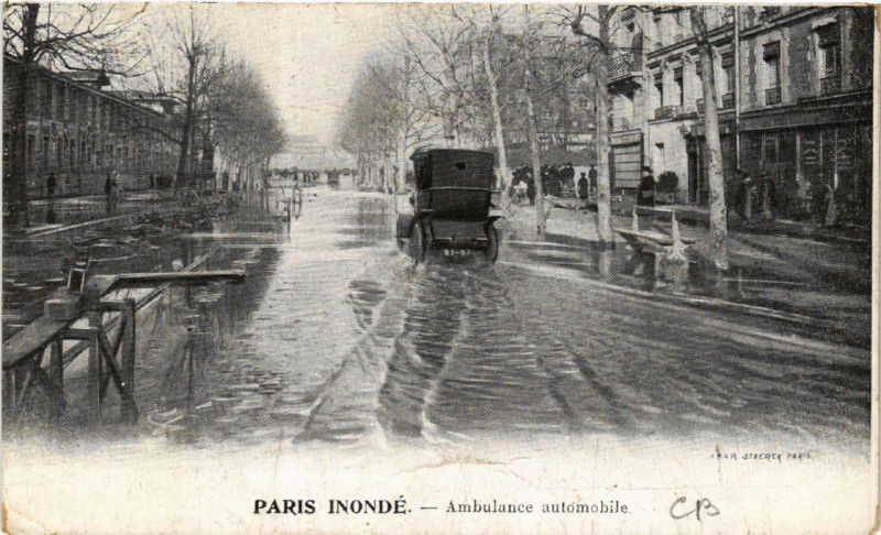 Carte postale ancienne Paris Ambulance automobile Inondations 1910 à Paris