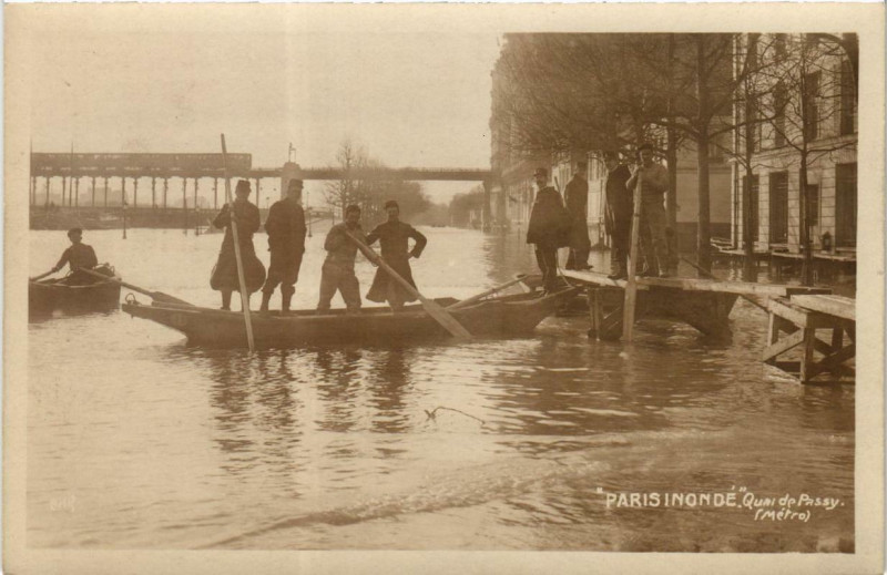 Carte postale ancienne Paris Quai de Passy Metro Inondations 1910 à Paris