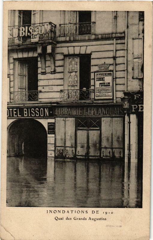 Carte postale ancienne Paris Quai des Grands Augustins Inondations 1910 à Paris