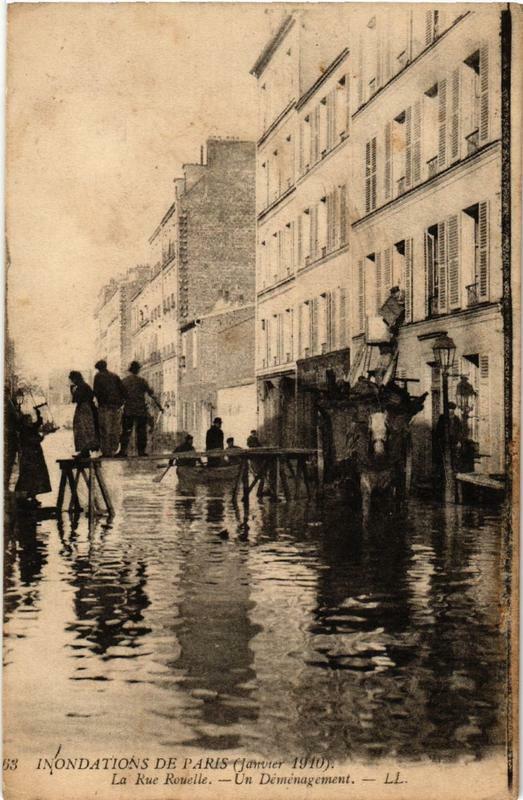 Carte postale ancienne Inondations de Paris (Janvier 1910) - La Rue Rouelle - Un Déménagement à Paris 15e