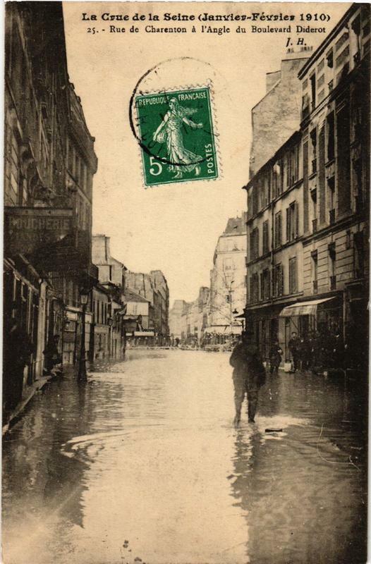 Carte postale ancienne Paris Rue de Charenton a l'Angle du Bd Diderot Inondations 1910 à Paris