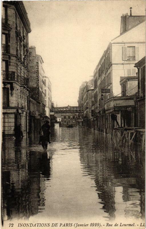 Carte postale ancienne Inondations de Paris (Janvier 1910) - Rue de Lourmel à Paris 15e