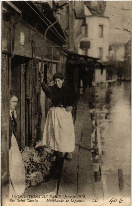 Carte postale ancienne Inondations de Paris (Janvier 1910) - Rue Saint-Charles - Marchande de Légumes à Paris 15e