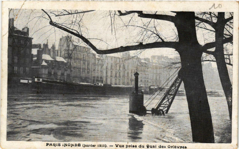 Carte postale ancienne Paris vue prise du quai des Orfevres Inondations 1910 à Paris