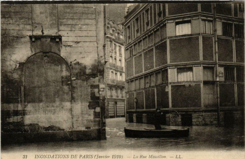 Carte postale ancienne Paris La Rue Massillon Inondations 1910 à Paris