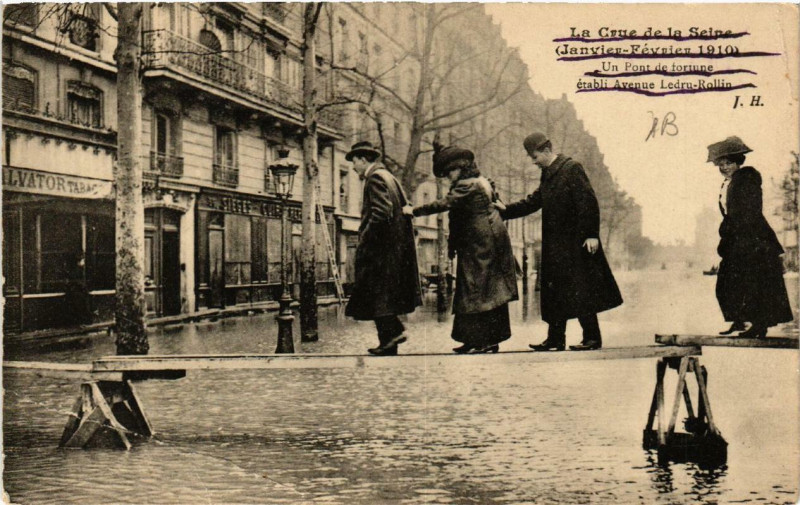Carte postale ancienne Paris Un pont de fortune Inondations 1910 à Paris