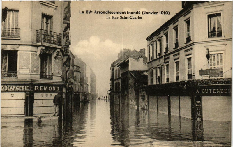 Carte postale ancienne Le XVe Arrondissement inondé (Janvier 1910) - La rue Saint-Charles à Paris 15e